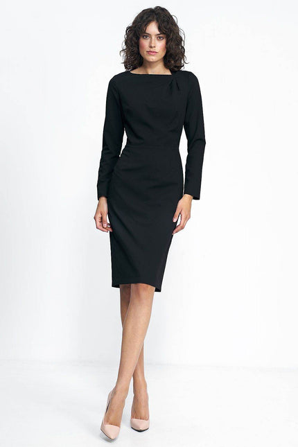 Elegant herringbone midi dress in black with long sleeves and a fitted silhouette
