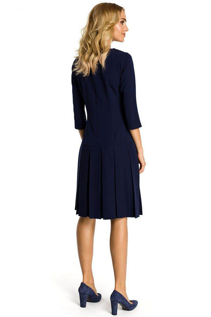 Moe pleated midi dress in navy blue with three-quarter sleeves and elegant pleats at the back
